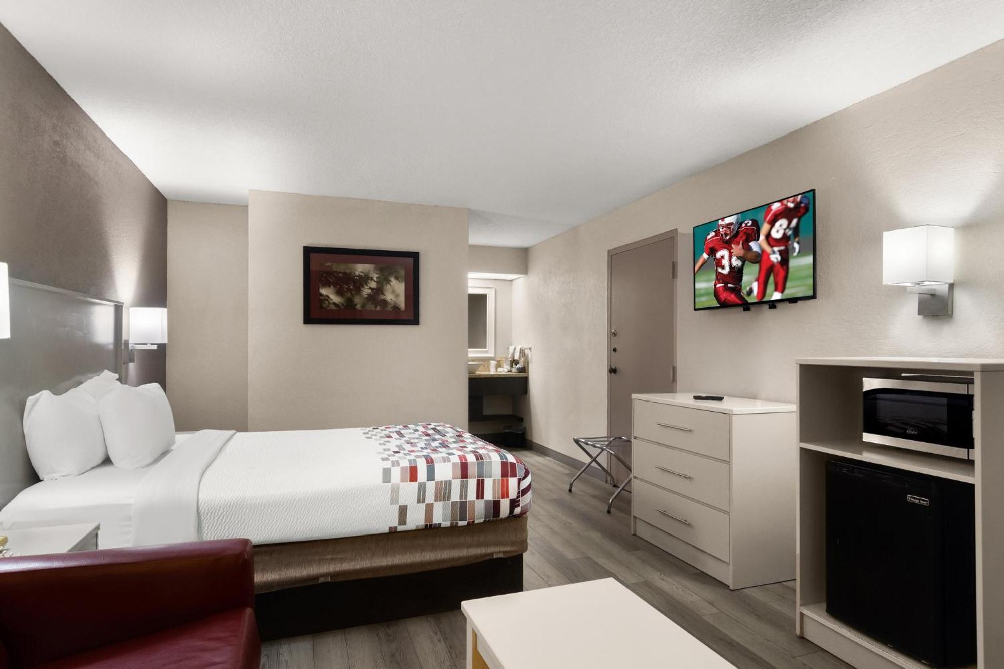 Red Roof Hotel 3*